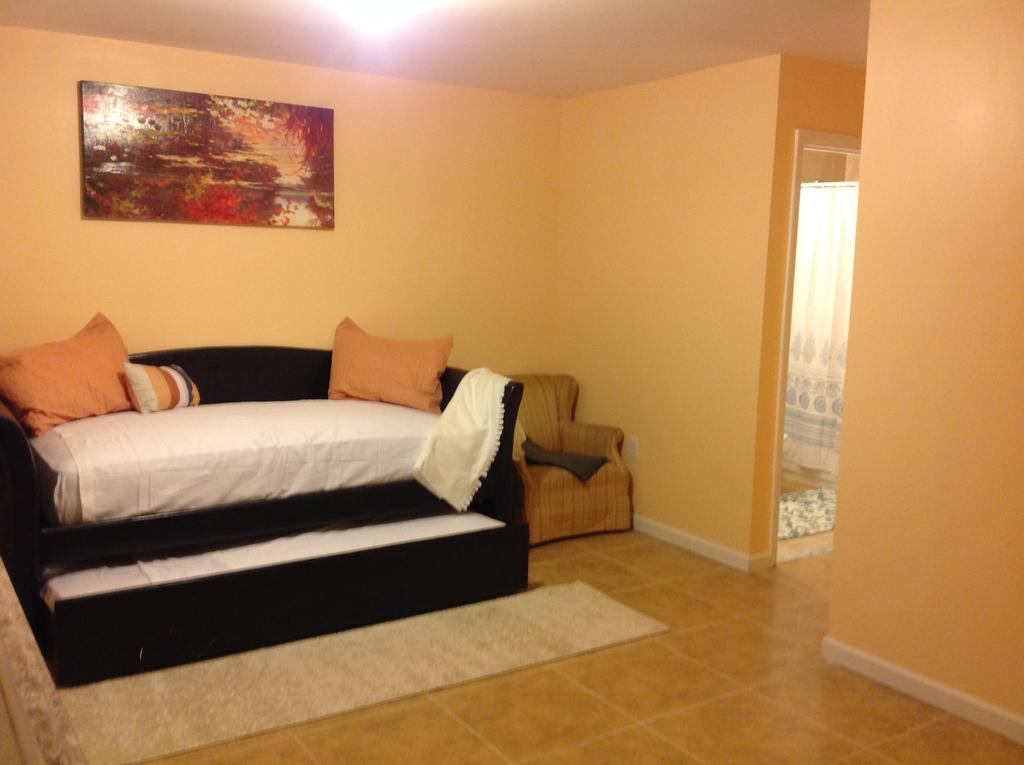 Mojoy Homesuites At Runyon Newark Buitenkant foto