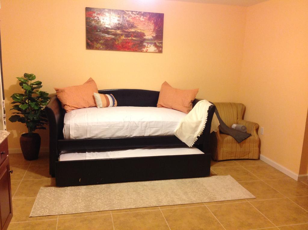 Mojoy Homesuites At Runyon Newark Buitenkant foto