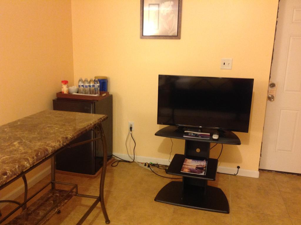 Mojoy Homesuites At Runyon Newark Buitenkant foto